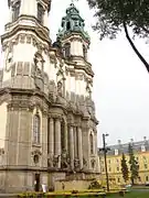 La Basilique de côté et les bâtiments conventuels