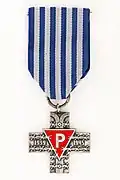 P triangle sur une médaille en récompense aux survivants des camps de concentration