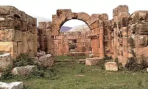 Une photo récente du château, là on remarque que la clé de voûte est sciée.