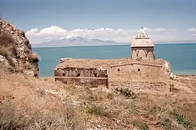 Le monastère vu depuis le sud(gavit à gauche, Sourp Karapet à droite).