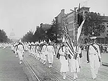 Photo montrant des membres du Ku Klux Klan défilant sur Pennsylvania Avenue à Washington en 1928.