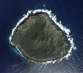 Vue aérienne de Kuba-jima avec le mont Shinten dans la partie septentrionale de l'île.