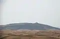 Dunes de sable, de steppe et grande stupa au loin