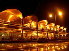 Aéroport international de Kuching de nuit.