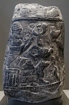 La déesse Gula accompagnée de son chien, sur cette stèle, kudurru, datée du règne de Marduk-apla-iddina (1179-1159 av. J.-C.). Musée du Louvre.