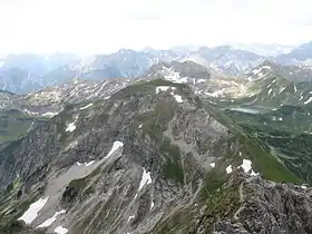 Vue du Kugelhorn au premier plan, avec le Schrecksee derrière sur la droite.