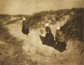 Dans la dune (vers 1900), photogravure