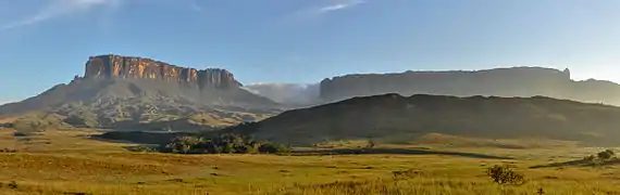 Le tepuy Kukenan et le mont Roraima, depuis la rivière Tek, Gran Sabana, Venezuela