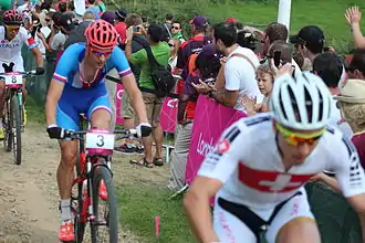 Photo de Nino Schurter devant Jaroslav Kulhavý et Marco Aurelio Fontana pendant la course de VTT