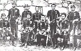 L'armée Kumamoto en 1877 — le Japon au bord de la guerre civile de la fin du XIXe siècle. Ruki Wasashi (3ème à gauche) ; Hikari Osawa (1er à gauche)