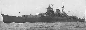 Photo en noir et blanc d'un croiseur naviguant