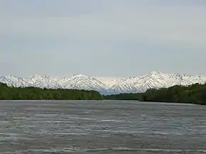 Le fleuve Kamtchatka avec le Koumrotch en arrière-plan.