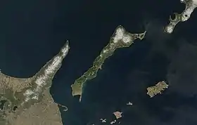 Image satellite de Kounachir entouré de Hokkaidō au sud-ouest, des îles Habomai au sud, de Chikotan au sud-est et d'Itouroup au nord-est.