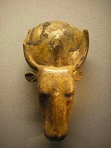 Masque doré d'une momie d'Apis retrouvée au Sérapéum de Saqqarah.