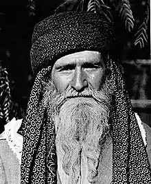 Photo-portrait d'un homme portant une longue barbe blanche et un turban