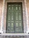 Les portes de bronze de la Curie, transportées à la basilique Saint-Jean-de-Latran.