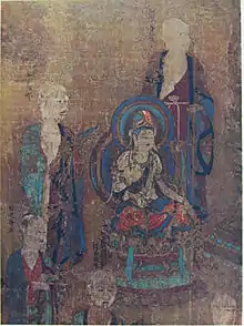 Un boddhisttva assis au centre, cinq moines l’entourant dont les trois du bas sont coupés. Vêtements de couleur bleu, vert et pourpre. Fond abîmé.