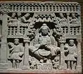 Maitreya, avec des dévots Kushan, à gauche et à droite. Gandhara, IIe siècle