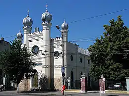 Synagogue de Cluj-Napoca ((ro) : Sinagoga Neologă), construite en 1887, endommagée et reconstruite plusieurs fois, elle est dédiée aujourd'hui à la mémoire des victimes de la Shoah ((ro) Templul Memorial al Deportaților).