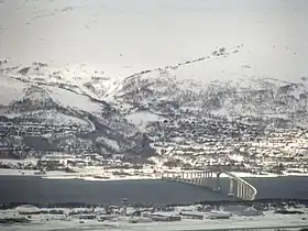 Kvaløya vu de Tromsø (au premier plan, l'aéroport de Tromsø).