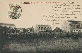 Pavillon des officiers - au fond, l'église de Fort-Bayard, carte postale postée en 1913.