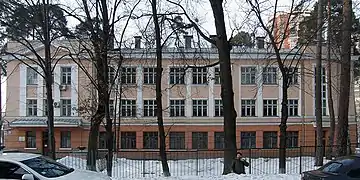 Les écoles de l'époque stalinienne, des monuments classiques très fréquents à Kiev.