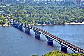 Un des deux ponts de la ligne 1 du métro qui permet de franchir le Dniepr.