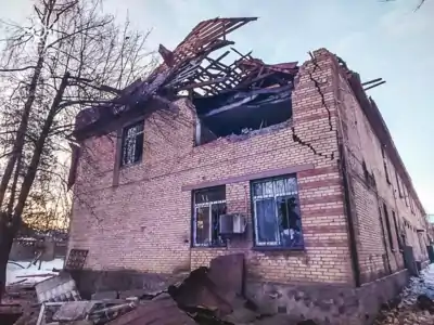 Une maison dans le quartier Shevchenkivskyi à Kiev, endommagée par des éclats d'un drone russe.