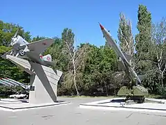 Un missile et un chasseur,