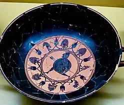 Kylix à figures noires avec guerrier courant, -560.