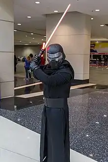 Homme en costume noir avec un casque qui cache le visage