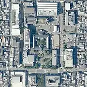 Vue aérienne du bureau préfectoral (la rue se situe en haut complètement).