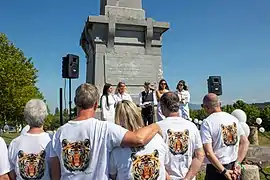 Photographie en couleurs, représentant plusieurs personnes.