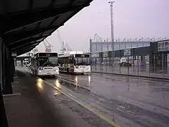 Bus devant le terminal.