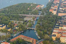 Vue aérienne sur Långholmen  (à gauche) et Södermalm (à droite)