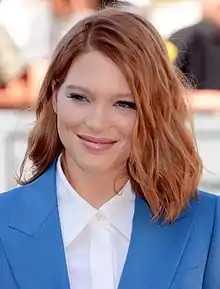 Photo portrait couleurs d'une femme souriante à la coupe au carré.