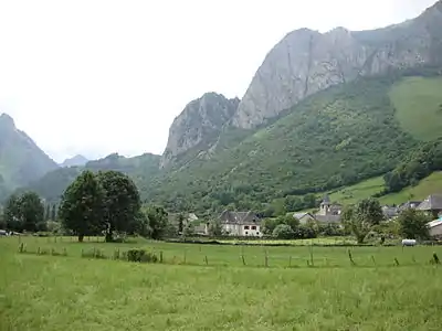 Vue du village de Lées.