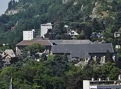 Église, couvent de la Visitation et Calvaire derrière les arbres.