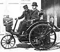 Léon Serpollet et Ernest Archdeacon, lors du premier trajet automobile (en tricycle) Paris-Lyon en 1890.