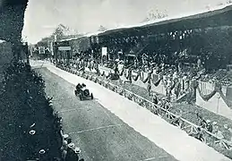 Léon Théry passant devant la tribune de l'empereur d'Allemagne, en 1904.