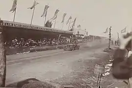 Léon Théry vainqueur des éliminatoires françaises de la Coupe Gordon Bennett (arrivée).