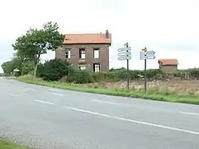 Vue de l'ancien bâtiment voyageurs et de son annexe sanitaire, très délabrés.