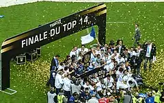 2013 :le bouclier de Brennus remporté par le Castres olympique est présenté au public du stade de France.