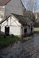 Le lavoir, au bord de la Douix.