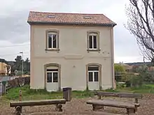 Vue du bâtiment voyageurs de l'ancienne gare de Lézignan-la-Cèbe, rénové en maison d'habitation.