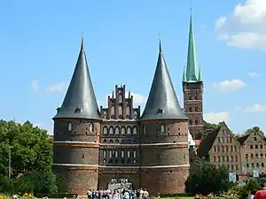 Le Holstentor, célèbre porte de la ville.