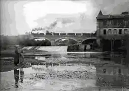 L'arrière du moulin d'Albias avant 1910 et le train à vapeur sur la ligne Paris-Toulouse.