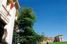 vue du Palais du Pharo se dégageant sur un beau soleil bleu et au premier plan à gauche la façade du bâtiment de recherche de l'école