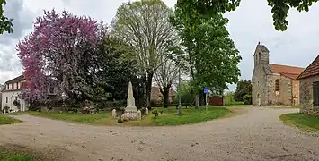 L'église Saint-Sulpice et le monument aux morts.