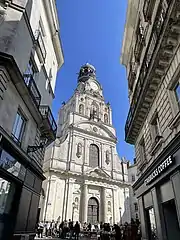 L'église Sainte-Croix vue depuis la rue de La Marne.
